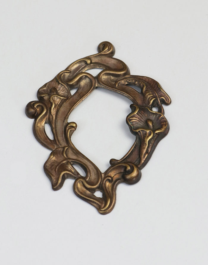 P552 Antique brass floral frame