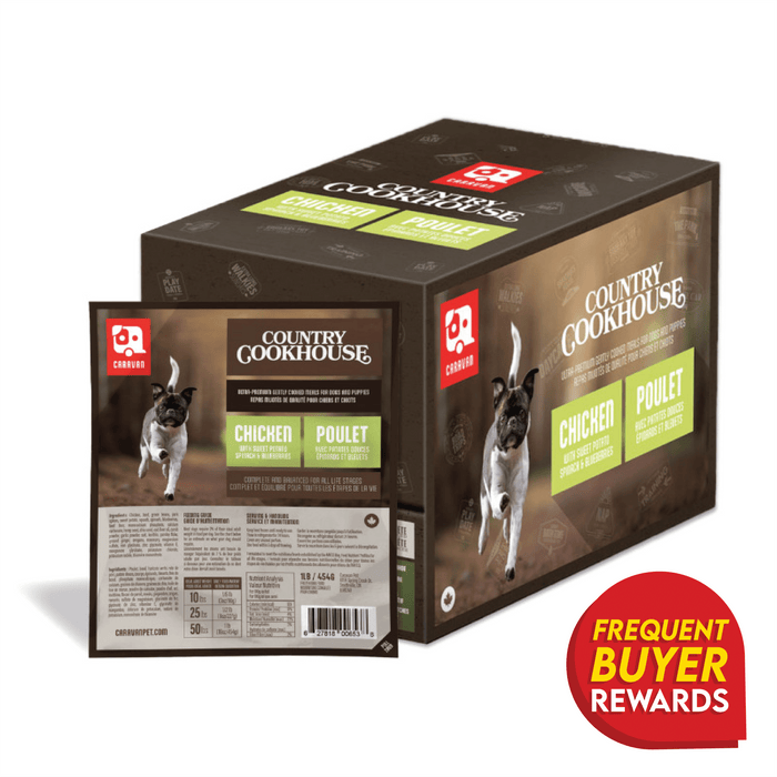 Caravan Country Cookhouse Chicken pet food pouch and cardboard case, featuring a happy dog image, “Frequent Buyer Rewards” badge, and bilingual recipe description.