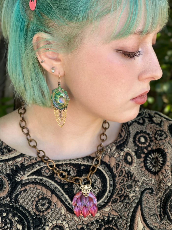 Woman with necklace and earrings, F1B254A8