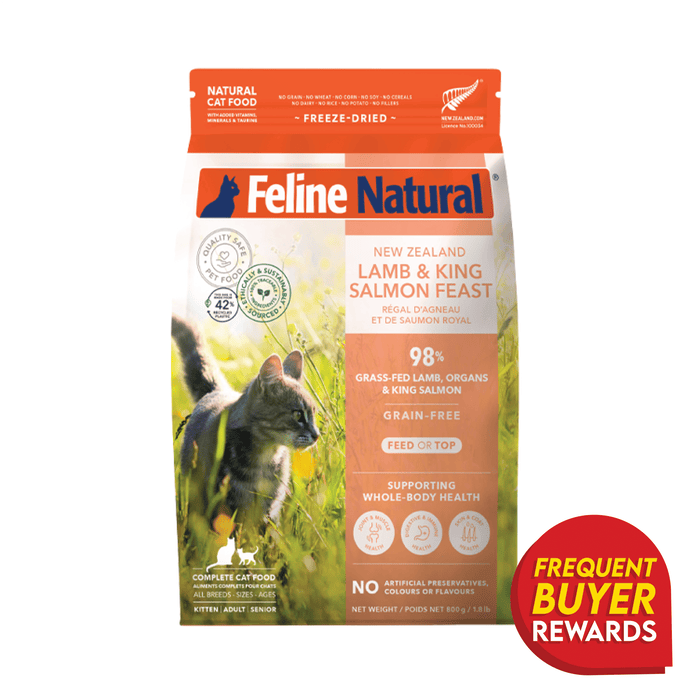Feline Natural Freeze-Dried Lamb and Salmon Feast 800g package featuring 98% grass-fed lamb and salmon, grain-free, supporting health icons, and a Frequent Buyer Rewards badge.