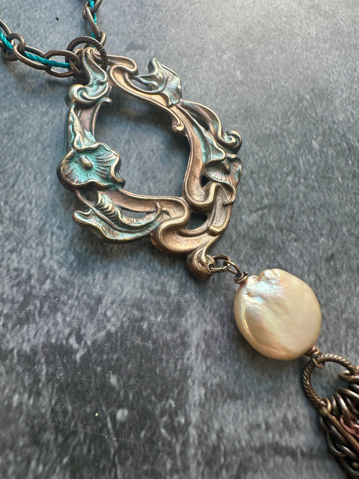 Vintage style pearl pendant necklace
